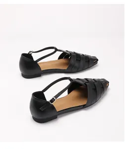 Detail van zwarte geweven gladiator sandalen met vierkante neus en T-band gesp