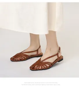 Detailweergave van geweven dames sandalen in camel met verstelbare hielbandjes