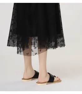 Detailaufnahme minimalistischer schwarzer Leder-Sandalen mit komfortabler Korksohle