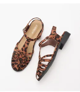 Detailansicht der gewebten Römersandalen mit Leopardenmuster und verstellbarer Schnalle