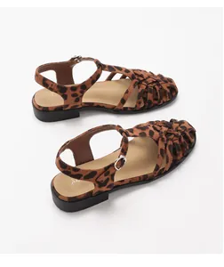 Detail von gewebten Sandalen mit Leopardenmuster und verstellbarem silbernem Verschluss