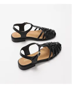 Detail der geflochtenen Zehenpartie und Schnalle der schwarzen Vintage-Sandalen