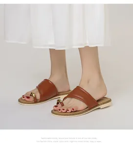 Flache braune Sandalen im französischen Stil mit Zehenring für Strandurlaub am Meer