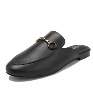 Κλασικά μαύρα δερμάτινα mule flats για γυναίκες με χρυσή μεταλλική αγκράφα horsebit