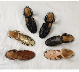 Draufsicht auf geflochtene Römersandalen in Schwarz Gold Braun Beige mit verstellbarer Schnalle