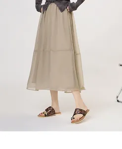 Detailansicht der flachen Sandalen mit Leopardenmuster und Zehenring an einem Model