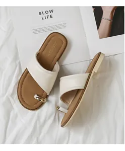Flache Römersandalen für Damen mit goldener Zehenschlaufe und braunem Fußbett