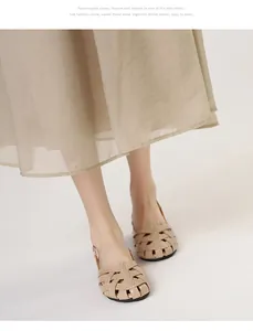 Detalle de sandalias trenzadas beige con acabado brillante y hebilla de ajuste moderna