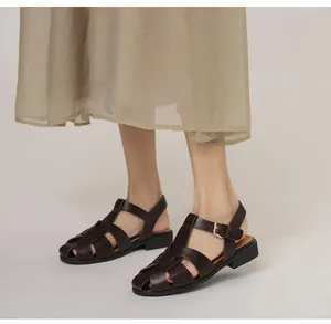 Detailansicht der geflochtenen braunen Leder-Fischersandalen mit Vintage-Kreuzriemen