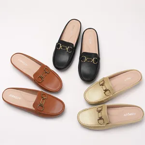 Γυναικεία mules από τεχνητό δέρμα με χρυσές μεταλλικές αγκράφες σε τρία χρώματα
