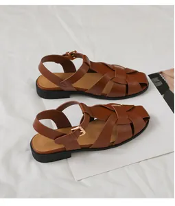 Detailansicht brauner geflochtener Fisherman-Sandalen aus Leder mit verstellbarer Schnalle