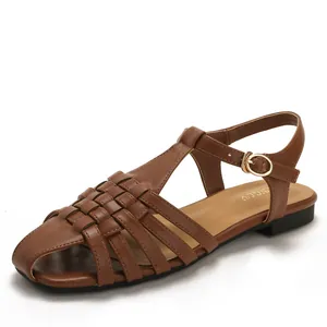Sandales romaines marron pour femmes avec design tressé ajouré et bride en T chic