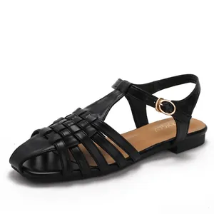 Sandales noires tressées pour femmes avec bride en T et semelle plate marron chic