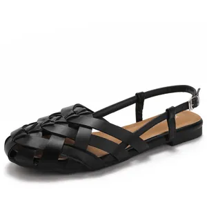 Sandalias planas tejidas en negro con diseño calado transpirable y correa con hebilla