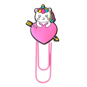 Rosa Büroklammer-Lesezeichen mit weißem Einhorn und Regenbogen-Mähne auf weißem Grund