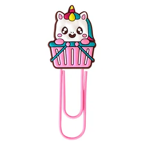 Detail einer Einhorn-Büroklammer mit niedlichem PVC-Charm und rosa Metalldraht