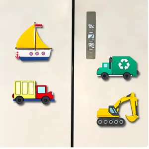 Λεπτομερής κοντινή λήψη μαγνητών ψυγείου με σχέδια πλοίου και εκσκαφέα κινουμένων σχεδίων