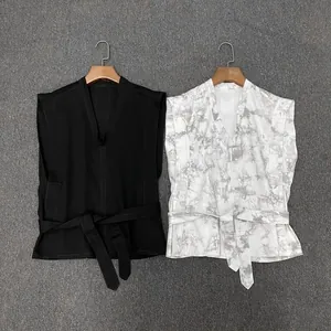 Détails de hauts sans manches à col en V noir et imprimé marbre avec ceinture à nouer