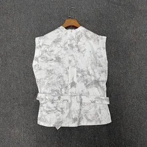 Détail du dos d'un haut sans manches avec imprimé marbré et ceinture à la taille