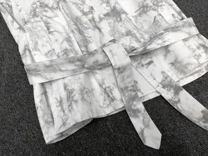 Vue détaillée de la taille du gilet imprimé marbre gris avec ceinture en tissu assortie