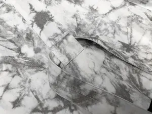 Détail macro du tissu de la veste sans manches avec motif tie-dye marbré gris élégant