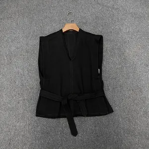 Détail du gilet sans manches noir à col en V avec ceinture réglable et coupe élégante