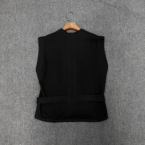 Détail arrière du gilet noir sans manches avec sangle à la taille et texture tissée