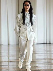Gilet blanc minimaliste à col en V avec ceinture ajustée et pantalon blanc élégant