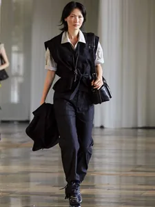 Gilet noir sans manches avec ceinture, chemise rayée et pantalon pour femmes