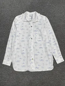 Détail du col volanté et de l'imprimé chat sur une chemise en coton blanc