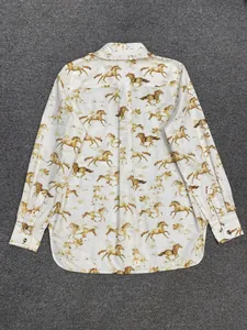 Vue détaillée du dos d'une chemise en coton avec imprimé chevaux et col à volants