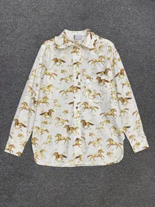 Détail d'une chemise blanche en coton avec imprimé cheval marron et poche sur la poitrine