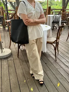 Grand sac cabas minimaliste en cuir noir à grain lychee pour le bureau et les loisirs quotidiens
