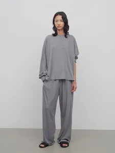 Ensemble minimaliste gris avec pantalon large et haut à manches longues décontracté
