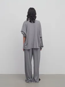 Ensemble détente gris minimaliste avec haut ample et pantalon large fluide à cordon serrage