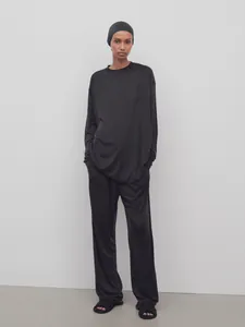 Ensemble minimaliste noir deux pièces avec haut à manches longues et pantalon large