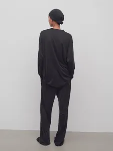 Ensemble minimaliste noir avec t-shirt manches longues et pantalon large vue arrière