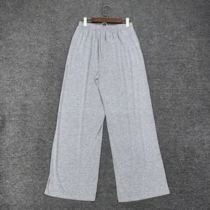 Vue détaillée de la taille élastique d'un pantalon large gris clair pour femmes