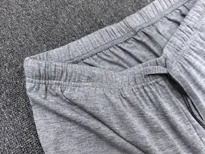 Détail de la taille élastique à cordon sur un pantalon décontracté gris minimaliste