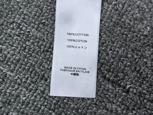 Gros plan sur l'étiquette 100% coton d'un pantalon décontracté au style minimaliste