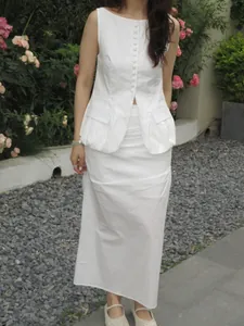 Elegante set bianco a due pezzi senza maniche con bottoni e gonna lunga minimalista
