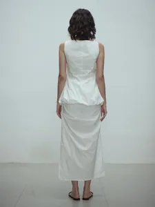 Completo minimalista bianco con top senza maniche a palloncino e gonna lunga coordinata