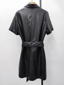 Detailansicht der Rückseite eines schwarzen Kurzarm-Lederkleids mit Gürtel und Taschen