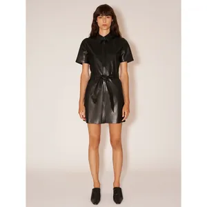 Minimalistisches schwarzes Kunstleder-Hemdkleid mit kurzen Ärmeln und Taillenband