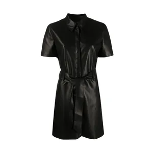 Kurzärmeliges schwarzes Hemdblusenkleid aus Kunstleder mit Gürtel und Knopfleiste