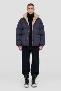 Dettaglio del piumino invernale con esterno blu navy e colletto alla coreana kaki