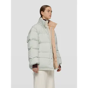 Piumino minimalista verde chiaro con collo alto in piumino d'oca e fodera arancione