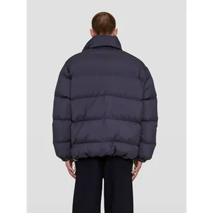 Piumino oversize blu navy minimalista con trapuntatura e colletto alto dritto