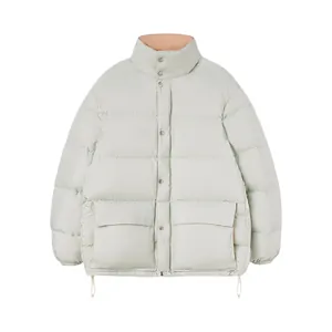 Piumino minimalista in piuma d'oca con collo alto, grandi tasche e coulisse regolabile