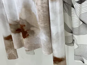 Détail des motifs marbrés et vagues sur des hauts ajustés de qualité supérieure